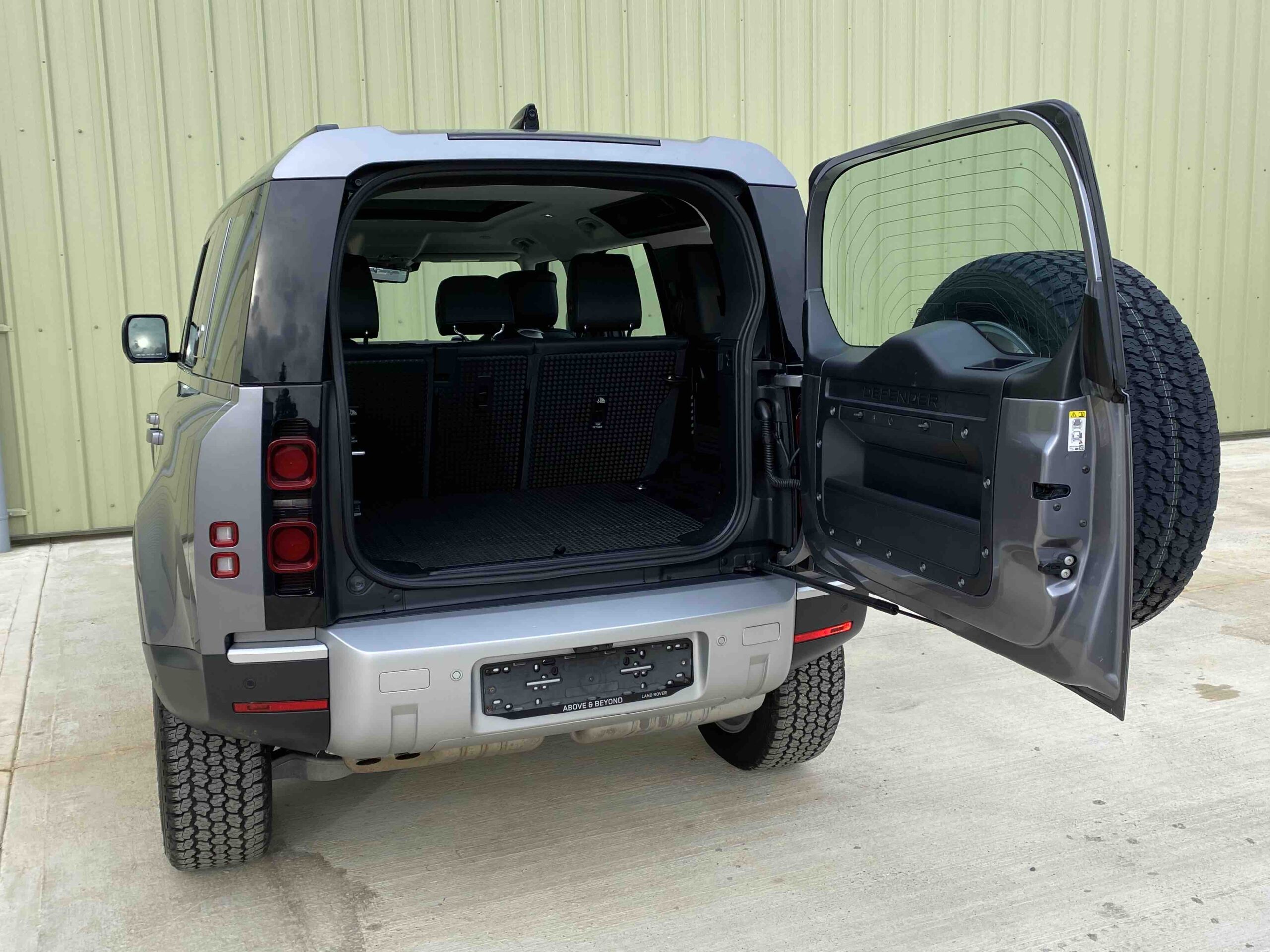 Land Rover: Defender 110 D300 HSE LHD - Gallery image 6