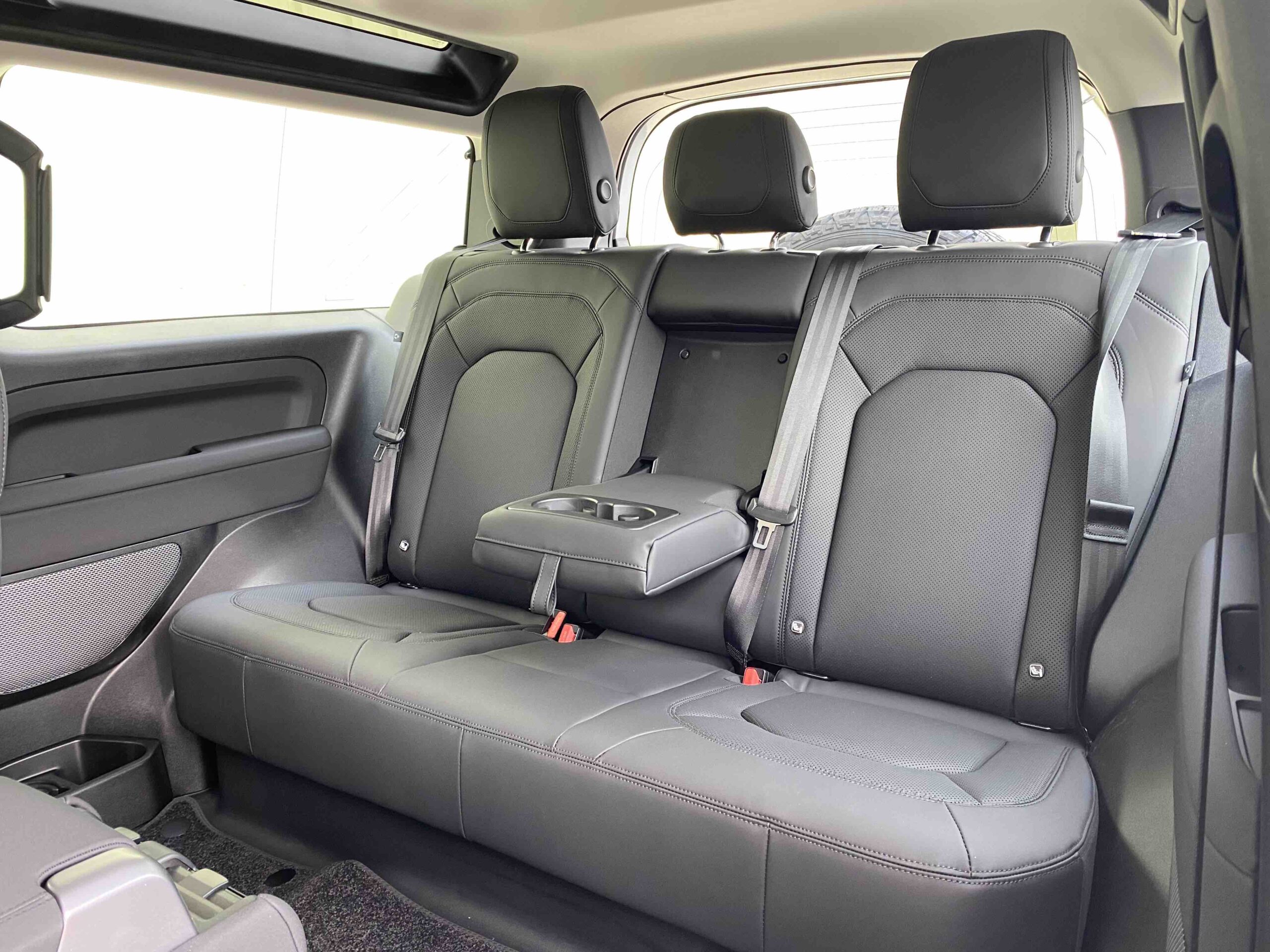 Land Rover: Defender 90 D240 S LHD - Gallery image 21