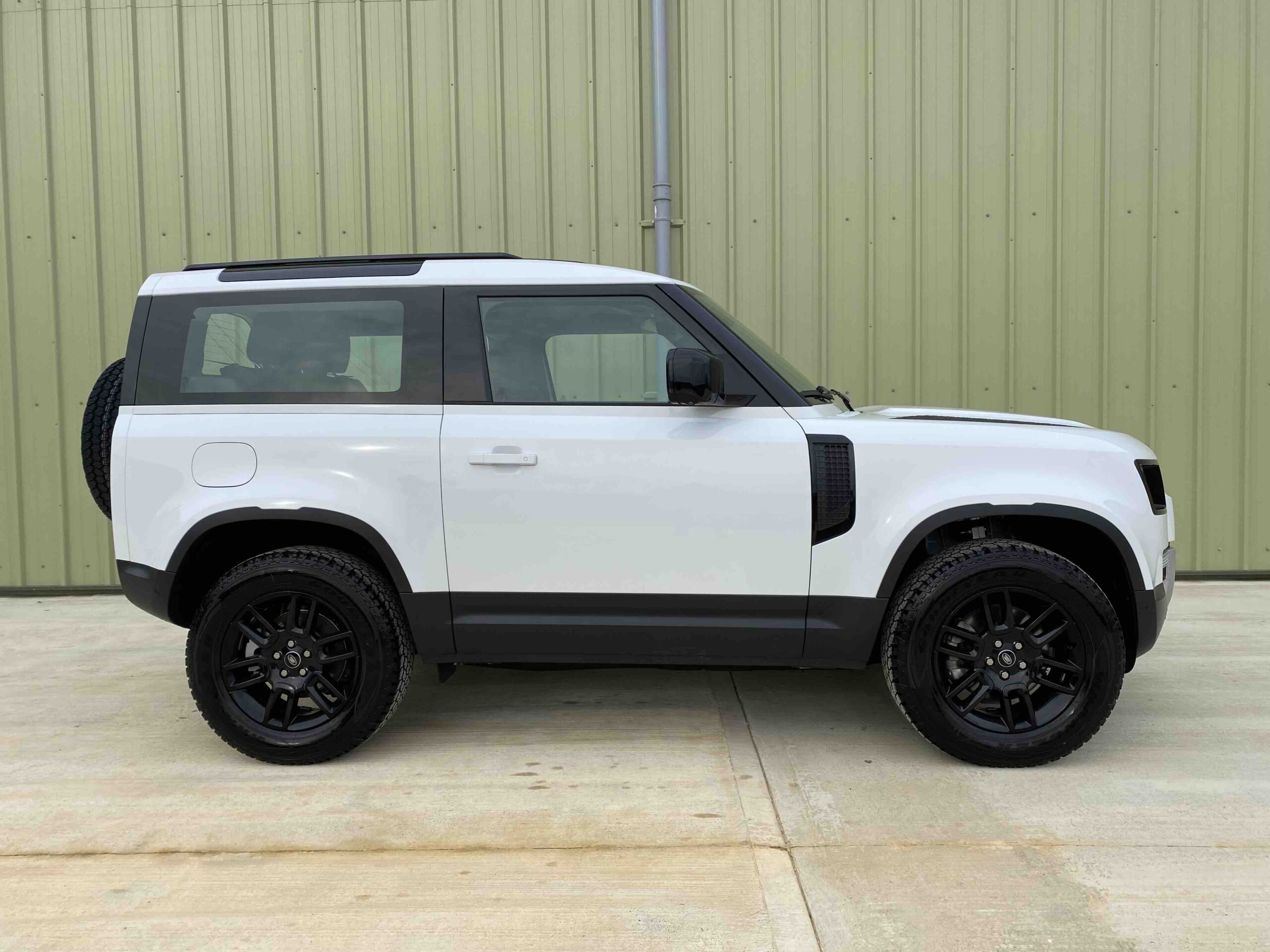 Land Rover: Defender 90 D240 S LHD - Gallery image 3