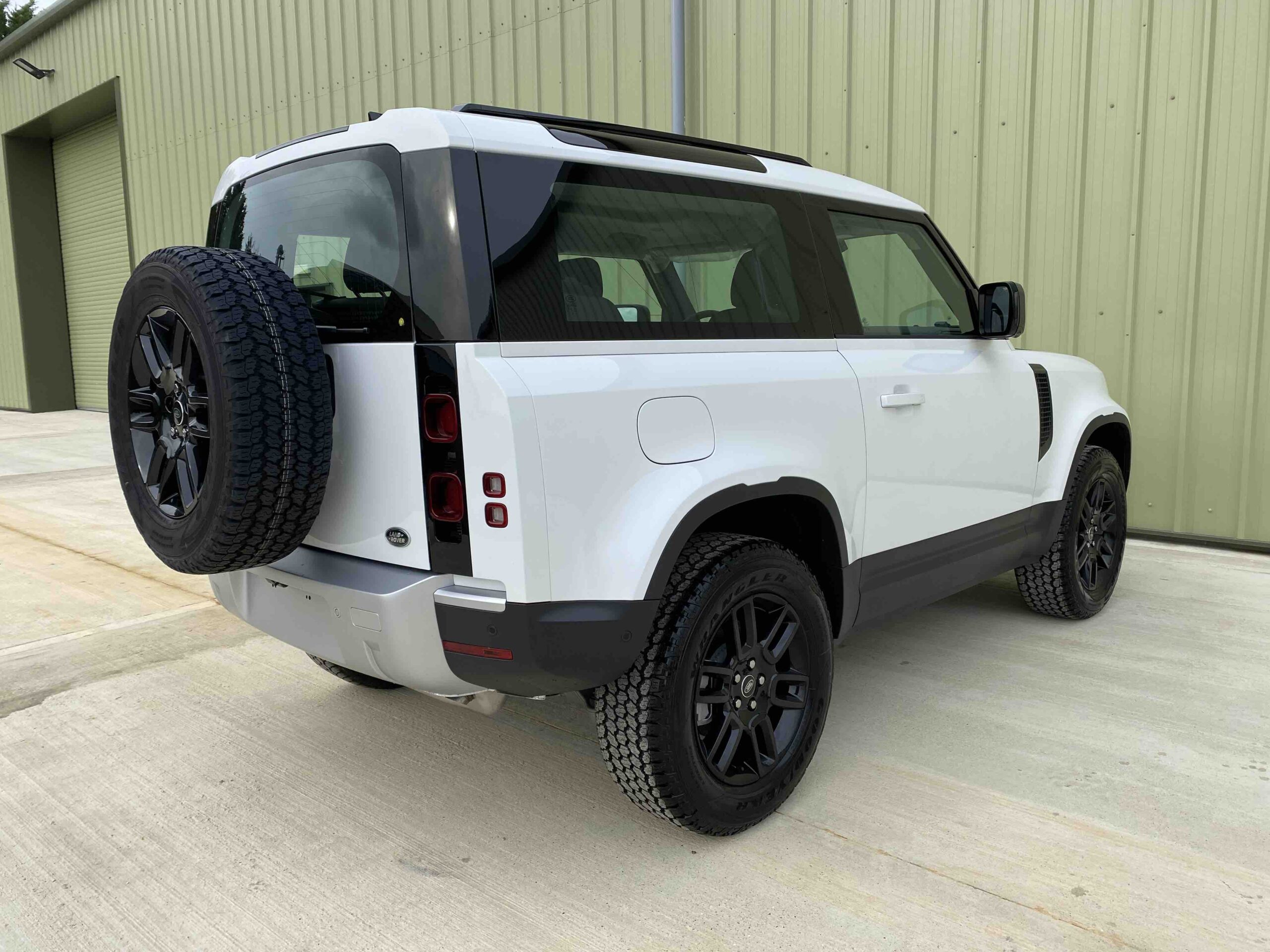 Land Rover: Defender 90 D240 S LHD - Gallery image 5