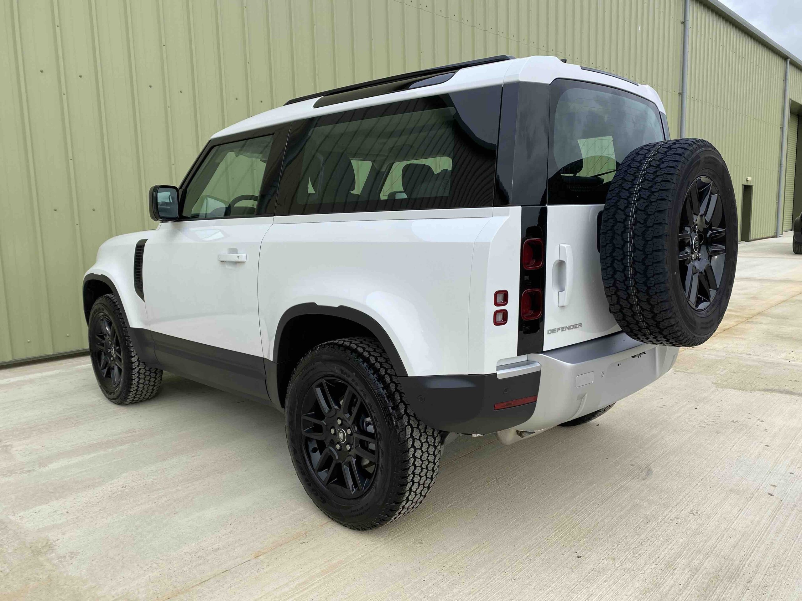 Land Rover: Defender 90 D240 S LHD - Gallery image 6