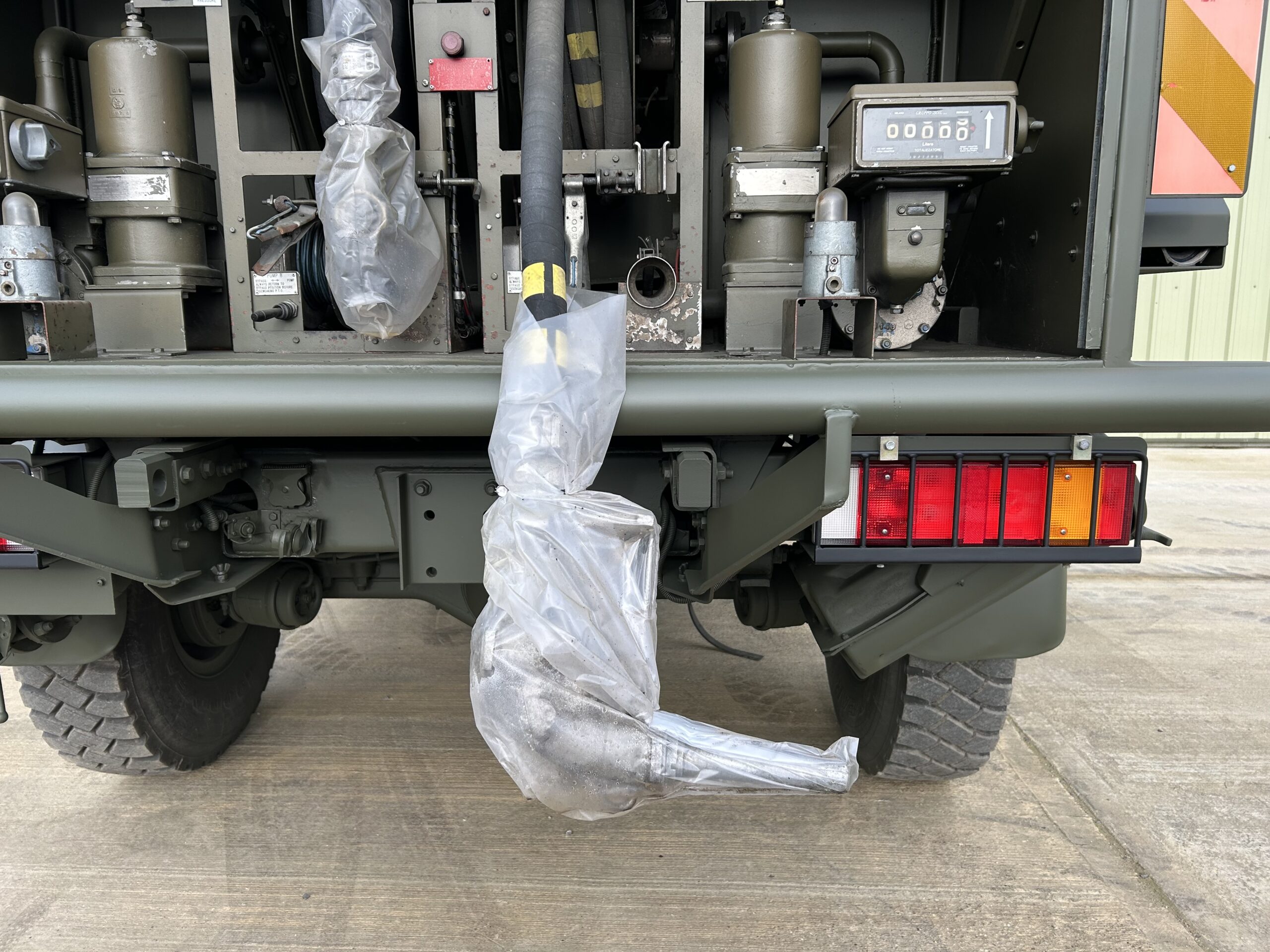Leyland DAF 4×4 5000 litre tanker/refueller, right hand drive (RHD) - Gallery image 11