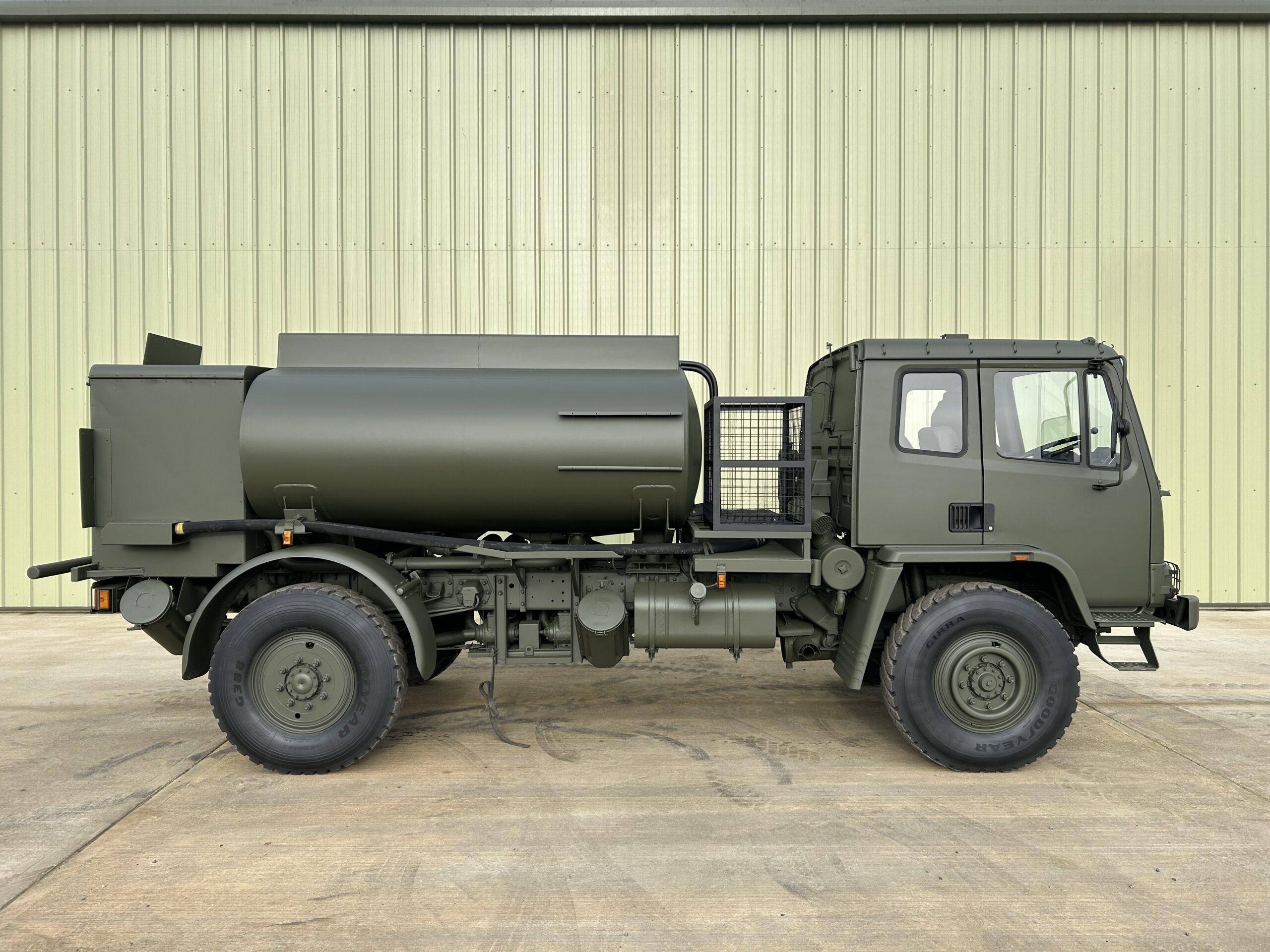 Leyland DAF 4×4 5000 litre tanker/refueller, right hand drive (RHD) - Gallery image 5