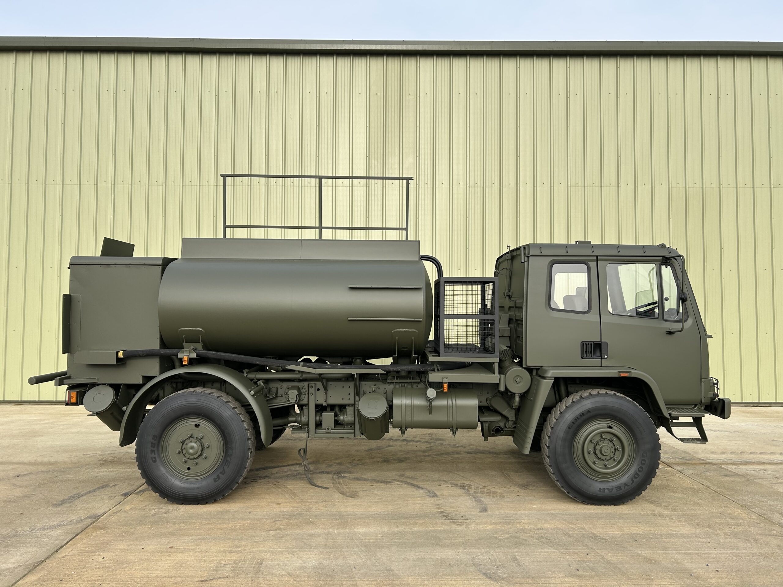 Leyland DAF 4×4 5000 litre tanker/refueller, right hand drive (RHD) - Gallery image 6