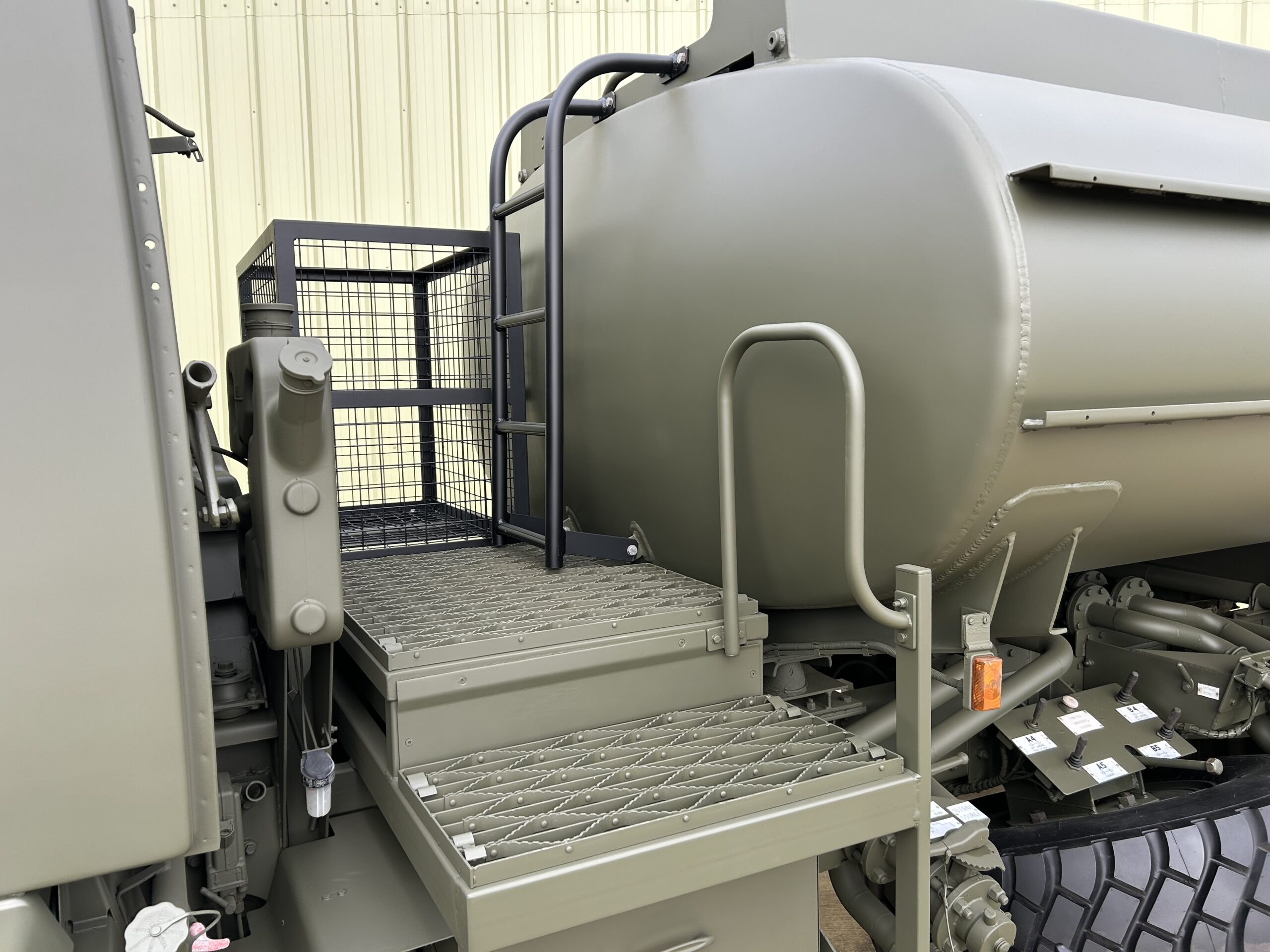 Leyland DAF 4×4 5000 litre tanker/refueller, right hand drive (RHD) - Gallery image 19