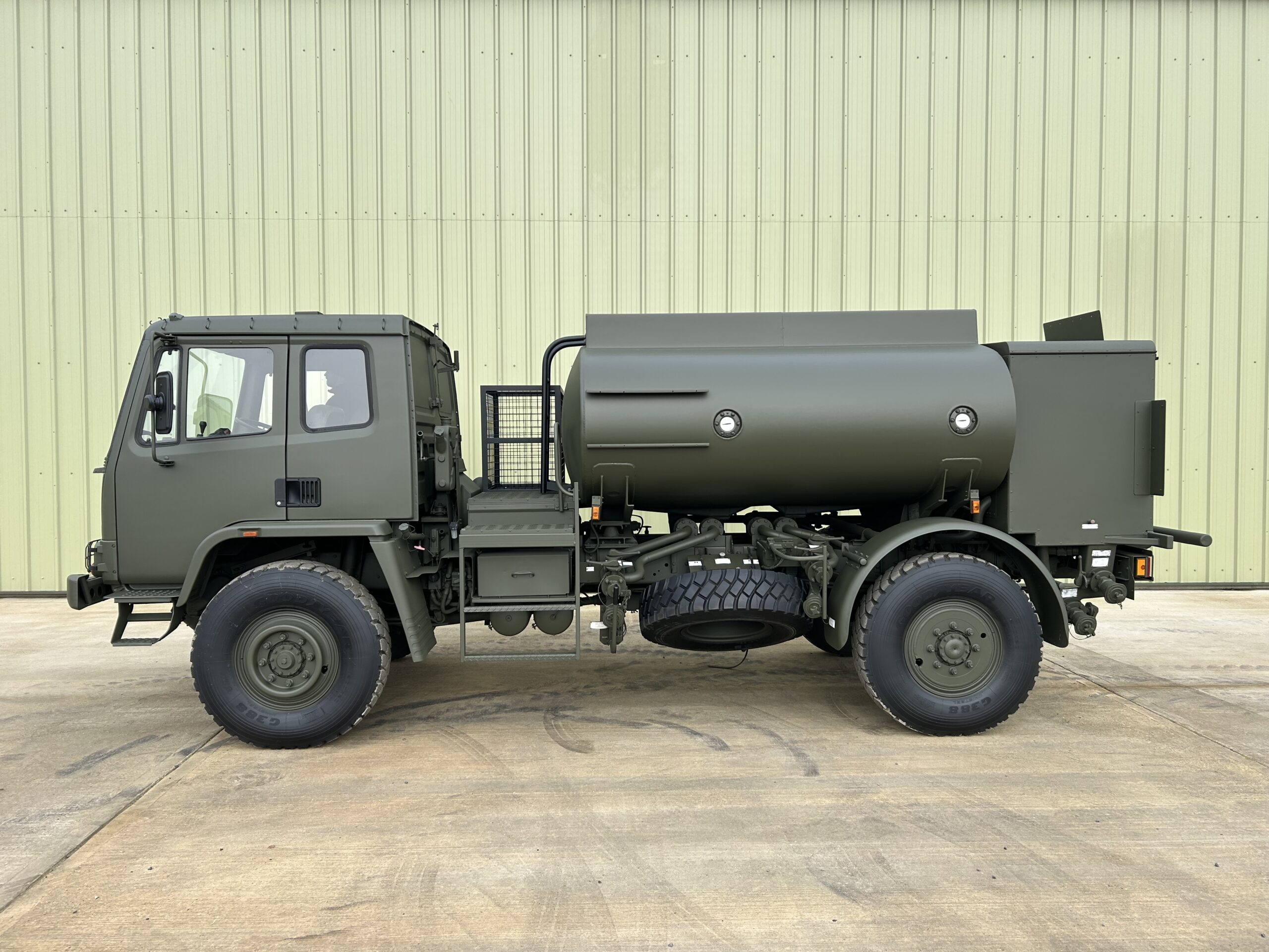 Leyland DAF 4×4 5000 litre tanker/refueller, right hand drive (RHD) - Gallery image 4