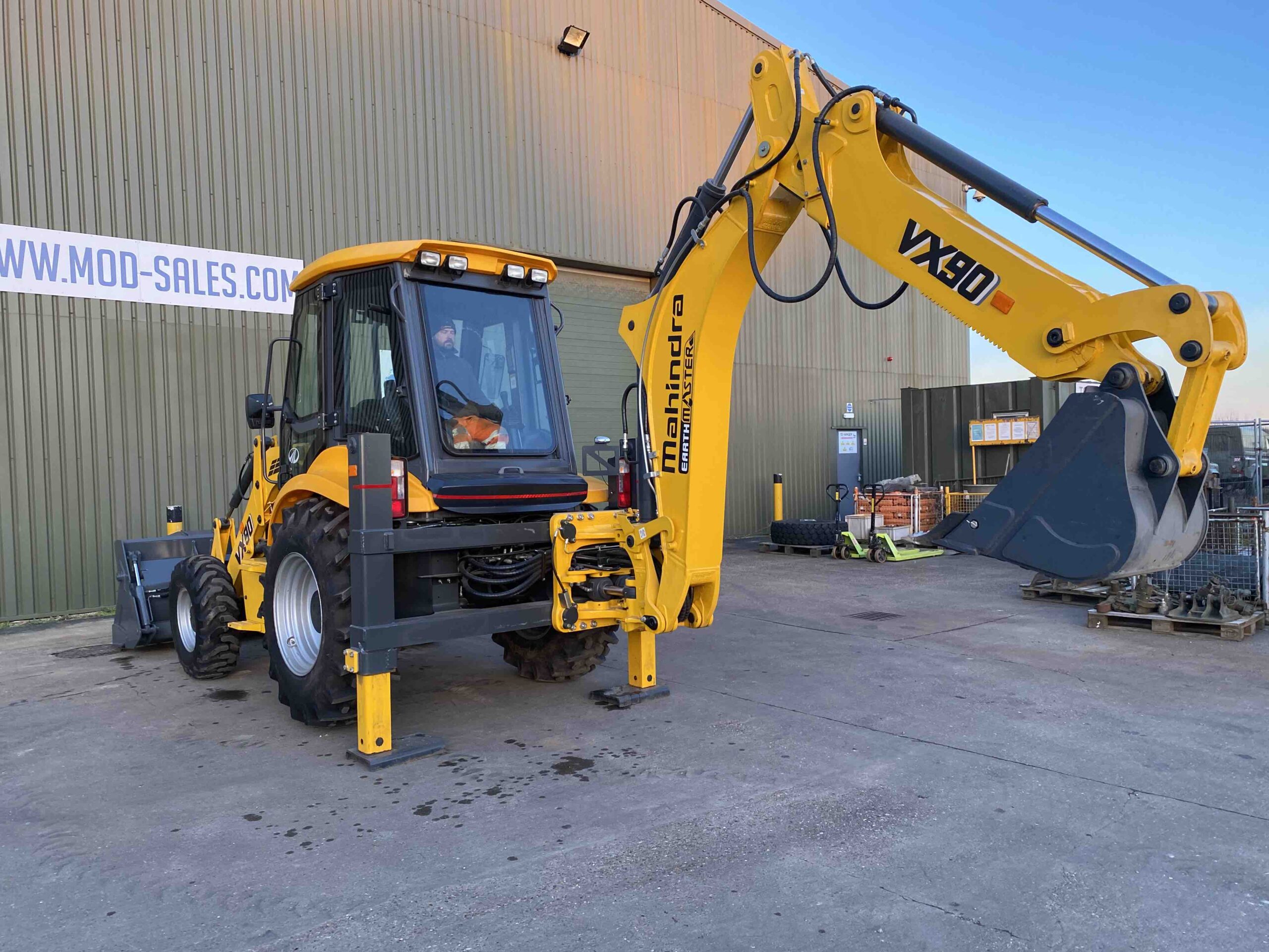 Mahindra: VX90 4X4 Earth Master Backhoe Loader - Gallery image 6