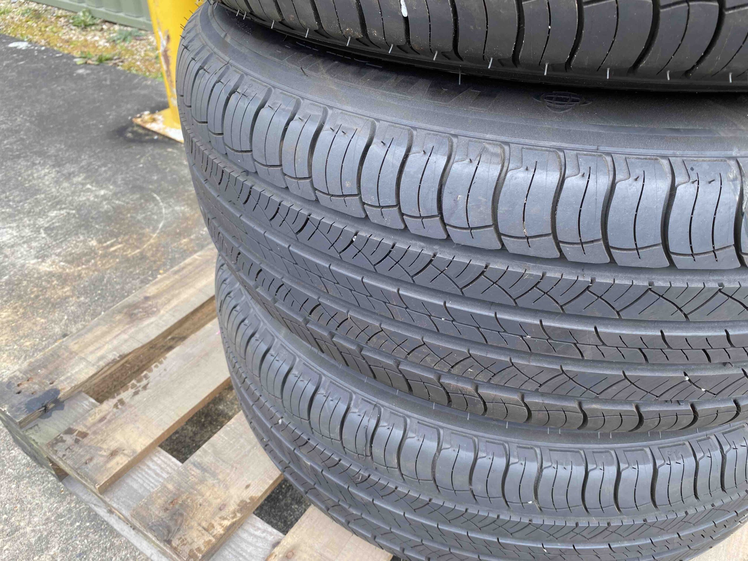 Michelin: 255/70R18 Latitude Tour HP LR Defender Rims - Gallery image 13