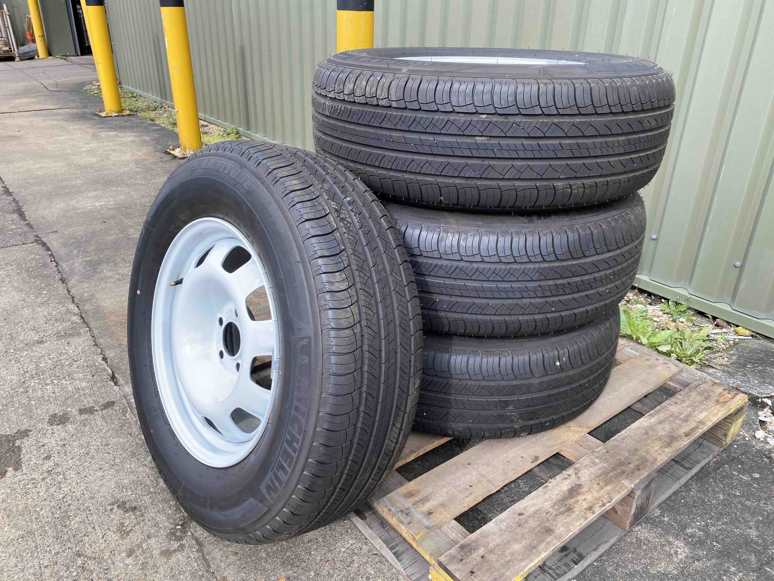 Michelin: 255/70R18 Latitude Tour HP LR Defender Rims - Gallery image 3