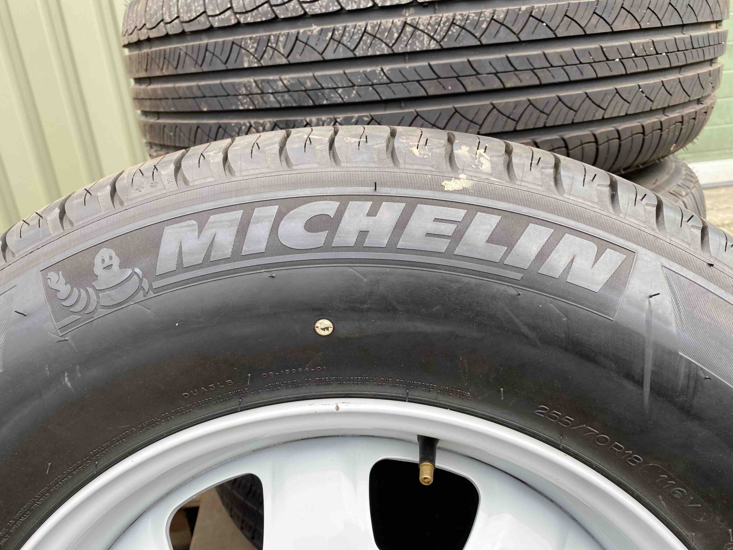 Michelin: 255/70R18 Latitude Tour HP LR Defender Rims - Gallery image 6