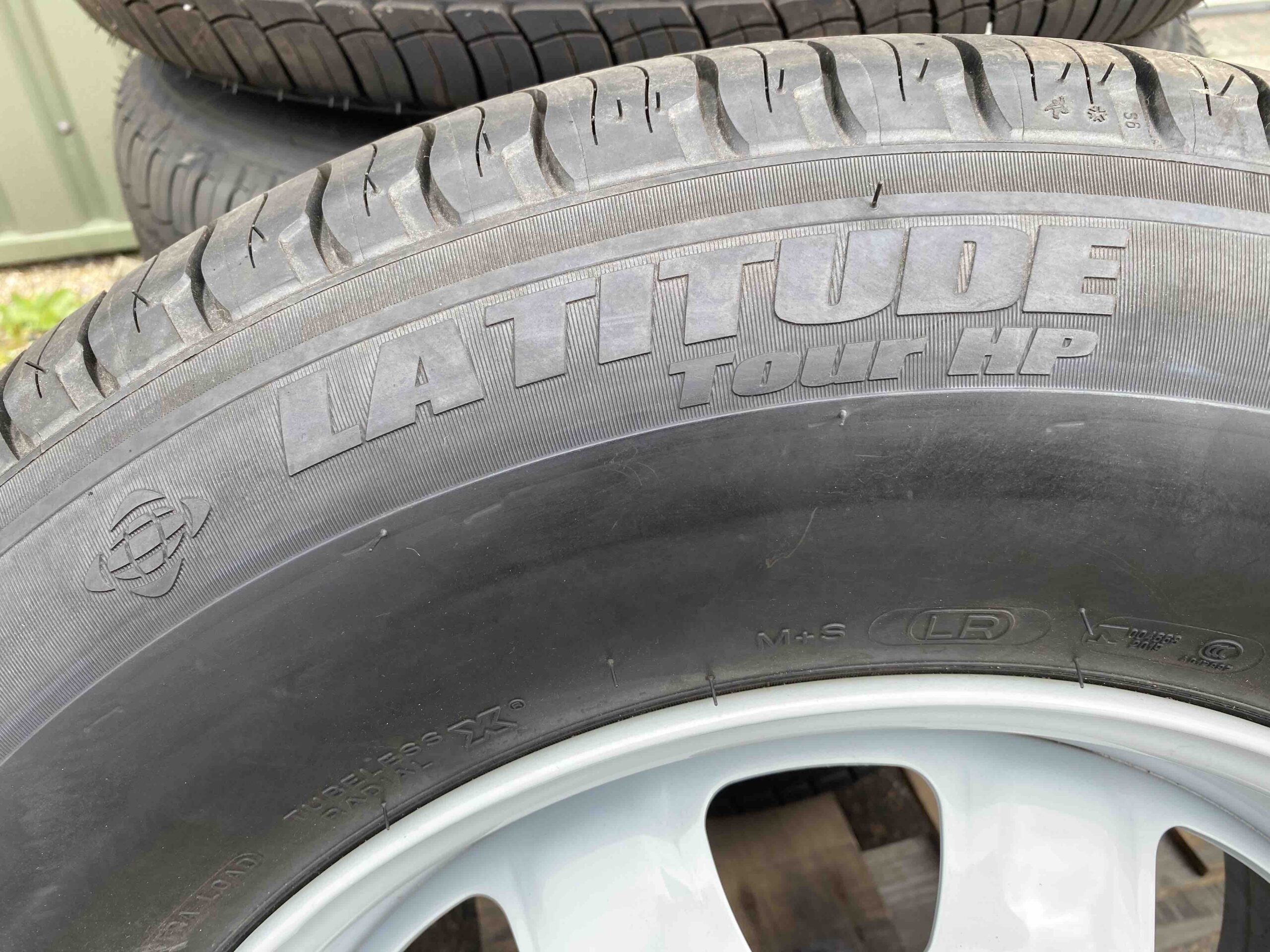 Michelin: 255/70R18 Latitude Tour HP LR Defender Rims - Gallery image 8