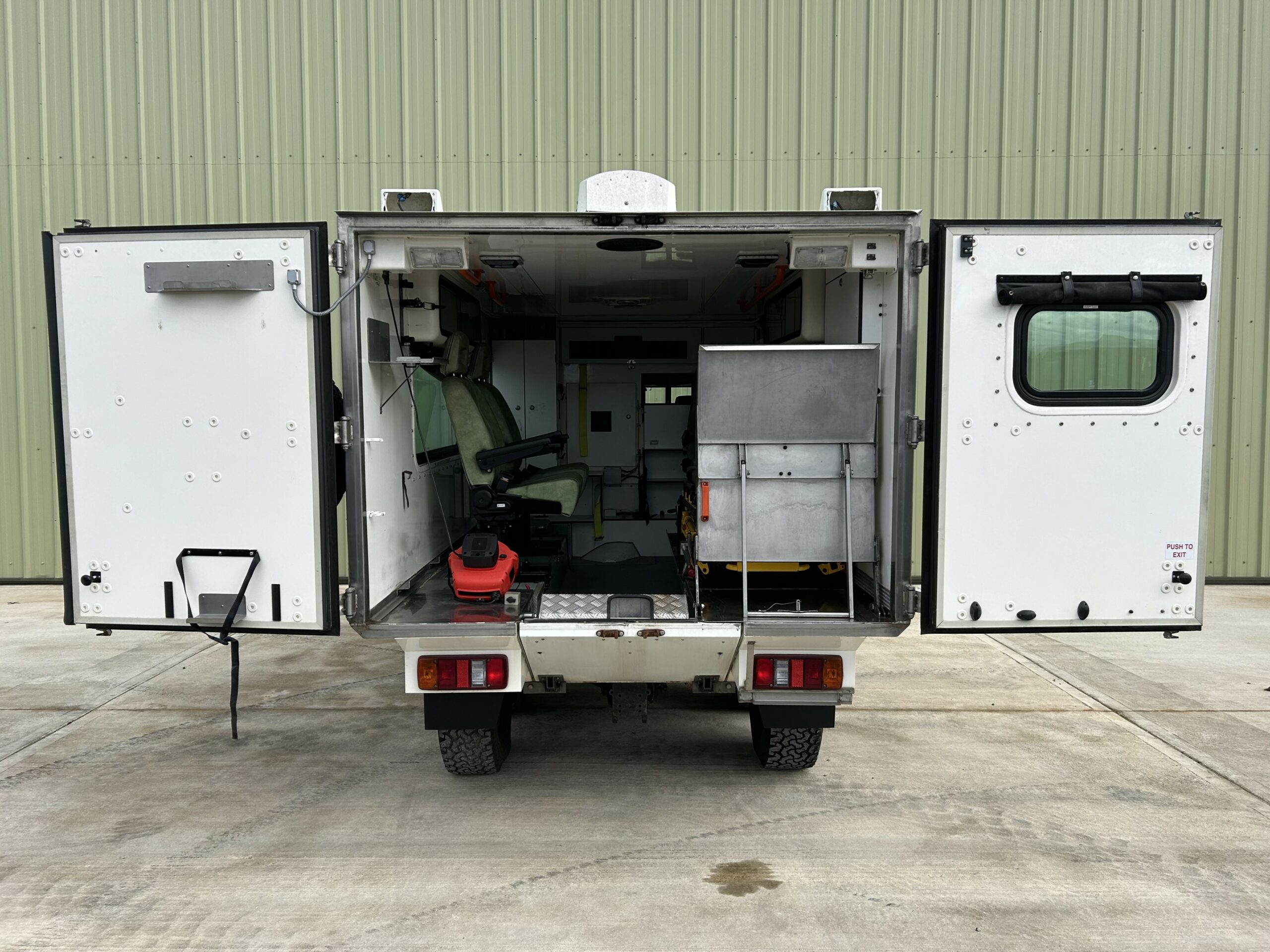 Pinzgauer: 718 6x6 Ambulance TMV RHD - Gallery image 10