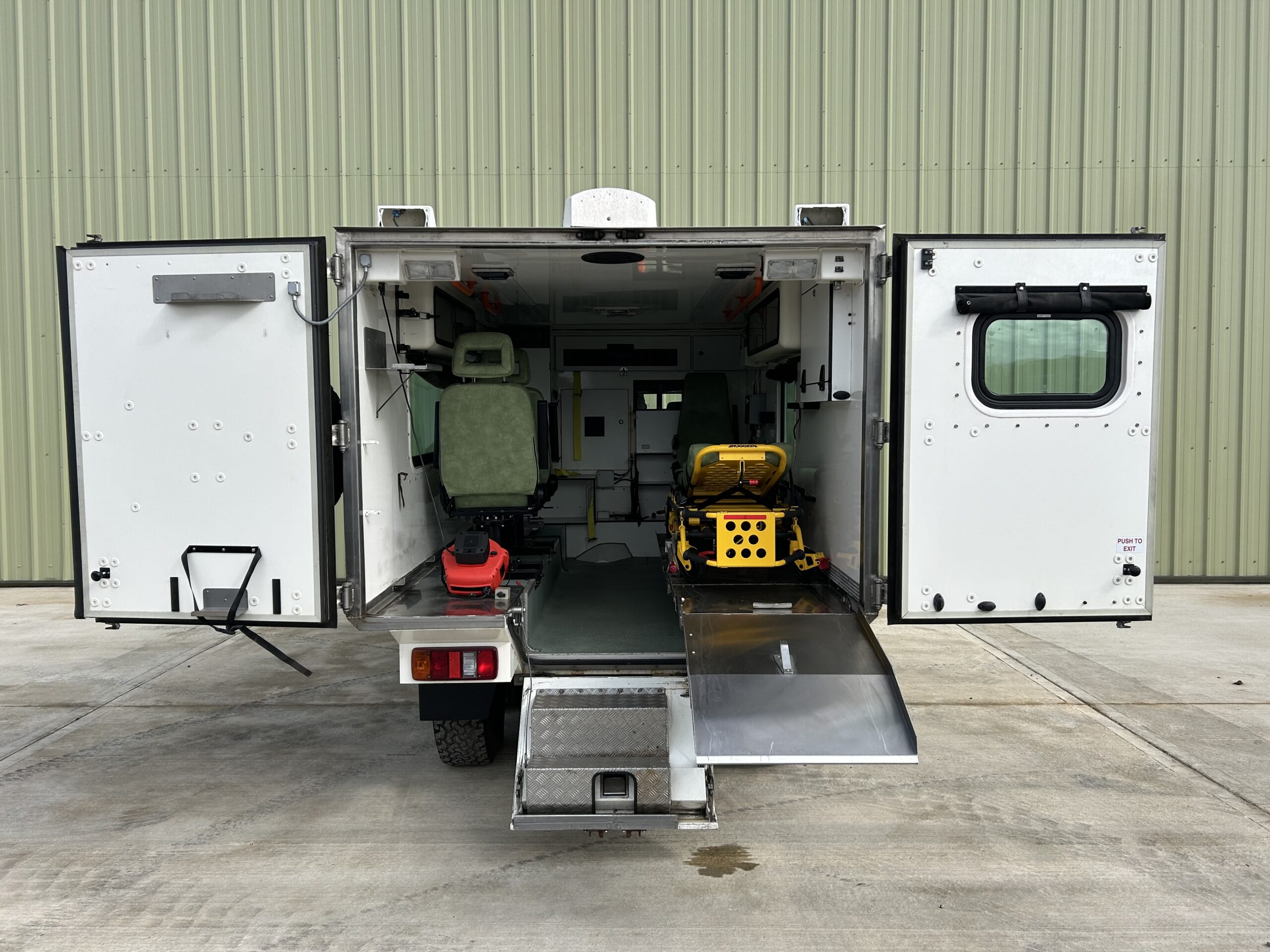 Pinzgauer: 718 6x6 Ambulance TMV RHD - Gallery image 11